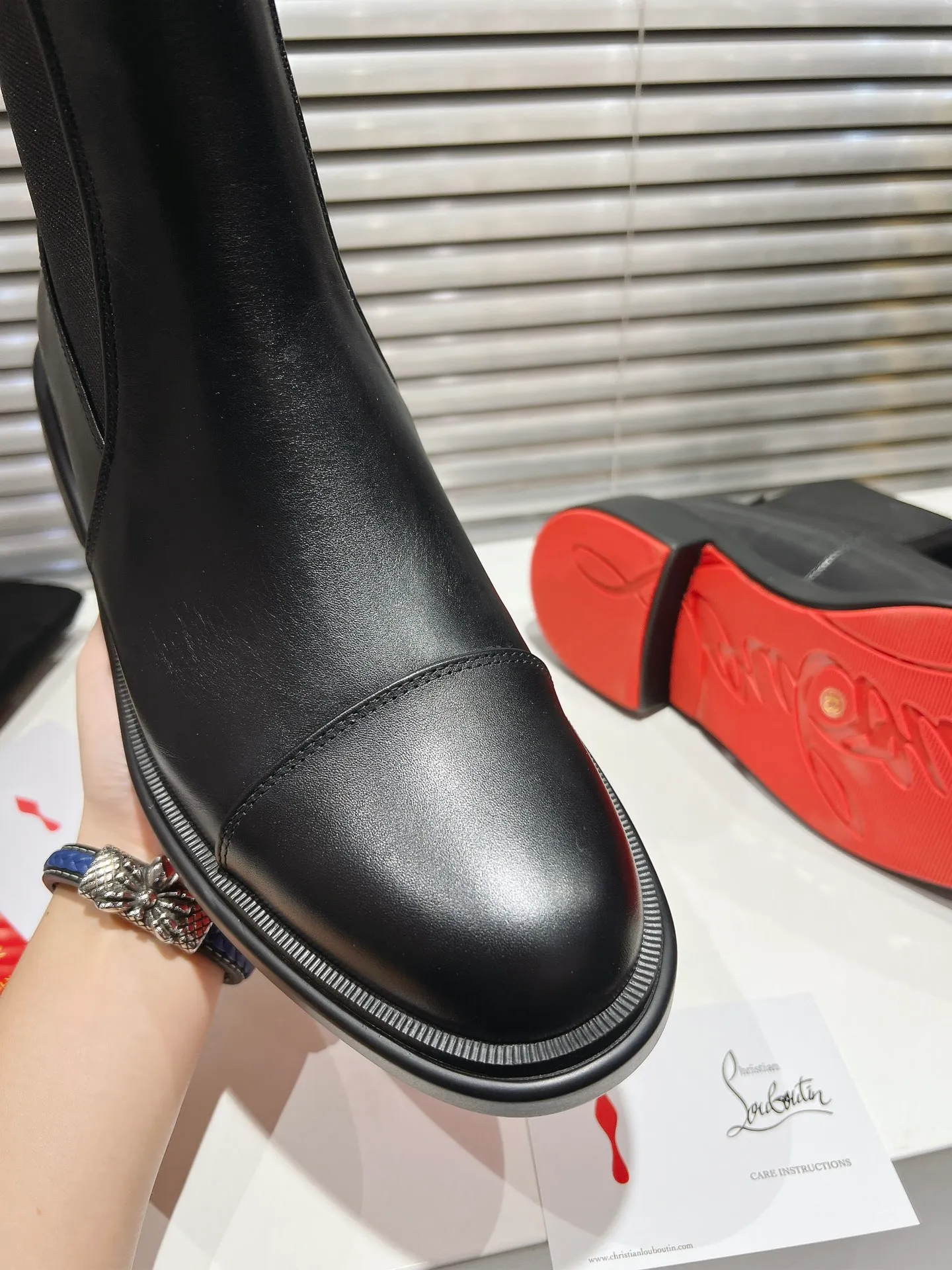 👟👟Ex-factory price 800👟👟 ╔Chelsea black nude boots╗ ·Top version customization·2024𝐬𝐬 Urbino Chelsea ankle boots are charming with smooth lines. The boots are made of black calfskin and feature a tonal rubber sole with the signature Maison Christian Louboutin Loubi red. This urban style features a heel tab and elastic side panels making it easy to put on 𝑪𝒉𝒓𝒊𝒔𝒕𝒊𝒂𝒏 𝑳𝒐𝒖𝒃𝒐𝒖𝒕𝒊𝒏 ▪️No matter the last shape, fabric, diamonds, nails, lining, outsole, they are all as close to ZP as possible... ▪️The original sole is specially provided by the original factory ▪️The lining is imported water-dyed cowhide ▪️Private customization time is about 3-7 days —————— Size: Men's 39M-47M